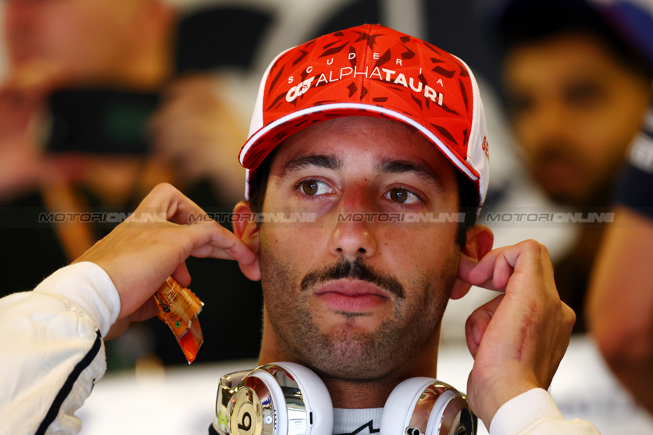 GP ABU DHABI, Daniel Ricciardo (AUS) AlphaTauri.

26.11.2023. Formula 1 World Championship, Rd 23, Abu Dhabi Grand Prix, Yas Marina Circuit, Abu Dhabi, Gara Day.

 - www.xpbimages.com, EMail: requests@xpbimages.com © Copyright: Coates / XPB Images