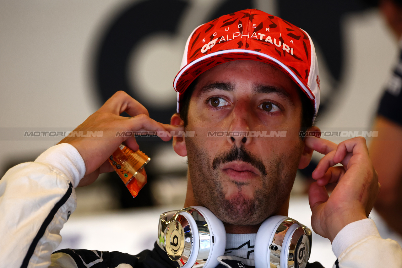 GP ABU DHABI, Daniel Ricciardo (AUS) AlphaTauri.

26.11.2023. Formula 1 World Championship, Rd 23, Abu Dhabi Grand Prix, Yas Marina Circuit, Abu Dhabi, Gara Day.

 - www.xpbimages.com, EMail: requests@xpbimages.com © Copyright: Coates / XPB Images