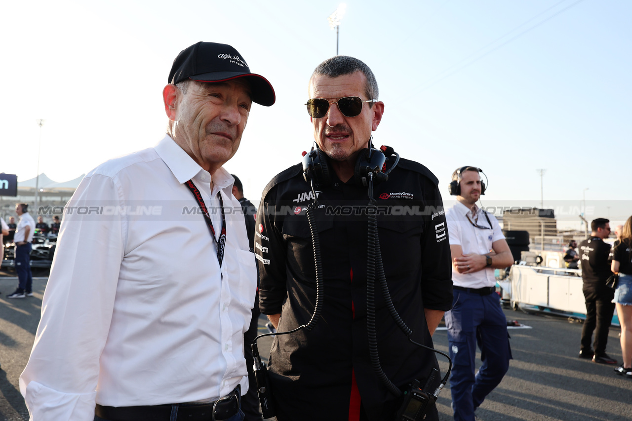 GP ABU DHABI, (L to R): Peter Sauber (SUI) Former Sauber Owner with Guenther Steiner (ITA) Haas F1 Team Prinicipal on the grid.

26.11.2023. Formula 1 World Championship, Rd 23, Abu Dhabi Grand Prix, Yas Marina Circuit, Abu Dhabi, Gara Day.

- www.xpbimages.com, EMail: requests@xpbimages.com © Copyright: Moy / XPB Images