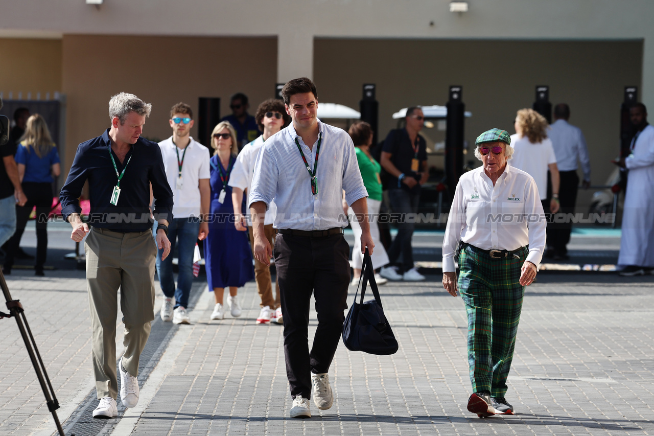GP ABU DHABI, Jackie Stewart (GBR) (Right).

26.11.2023. Formula 1 World Championship, Rd 23, Abu Dhabi Grand Prix, Yas Marina Circuit, Abu Dhabi, Gara Day.

- www.xpbimages.com, EMail: requests@xpbimages.com © Copyright: Moy / XPB Images