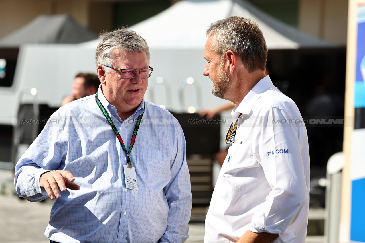 GP ABU DHABI, (L to R): Otmar Szafnauer (USA) with Steve Nielsen (GBR) FIA Sporting Director on the grid.

26.11.2023. Formula 1 World Championship, Rd 23, Abu Dhabi Grand Prix, Yas Marina Circuit, Abu Dhabi, Gara Day.

- www.xpbimages.com, EMail: requests@xpbimages.com © Copyright: Moy / XPB Images