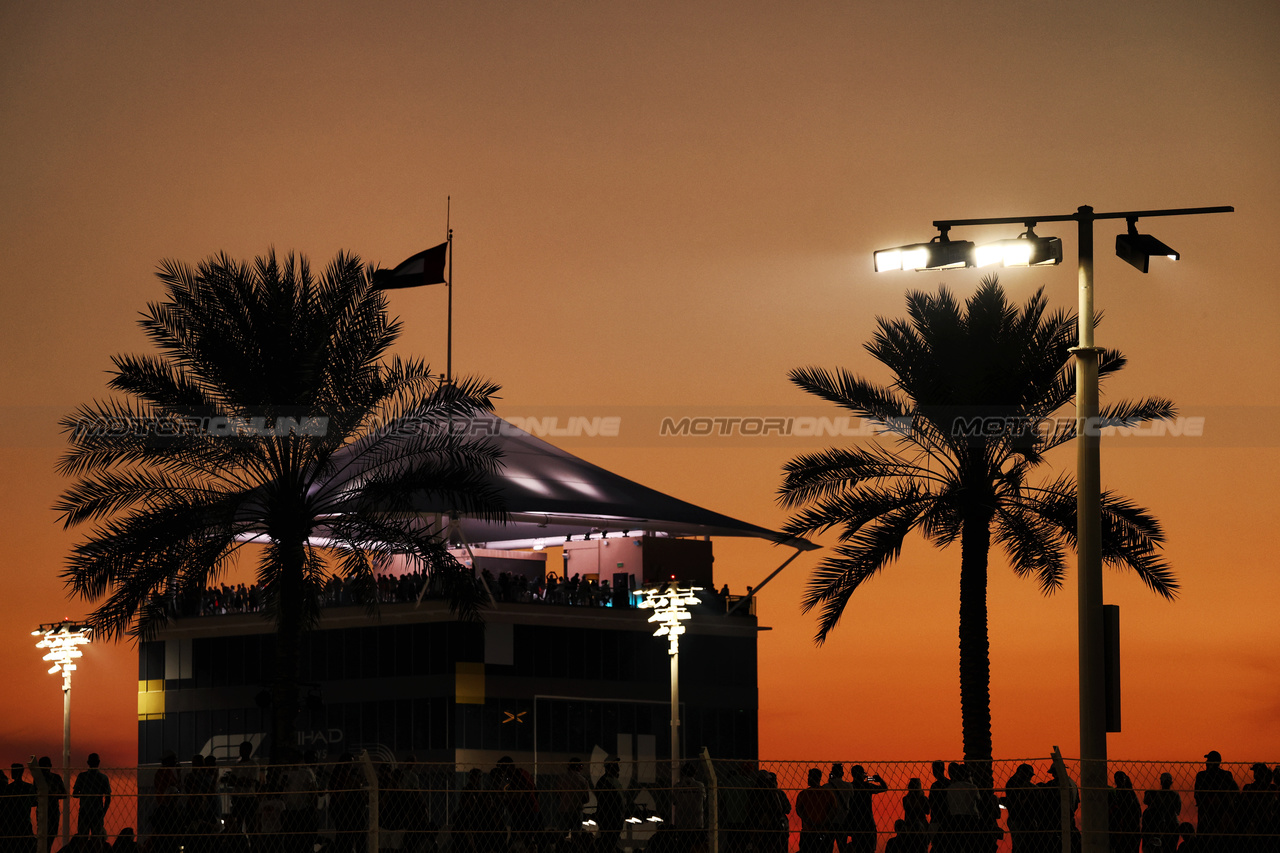 GP ABU DHABI, Circuit Atmosfera - sunset.

26.11.2023. Formula 1 World Championship, Rd 23, Abu Dhabi Grand Prix, Yas Marina Circuit, Abu Dhabi, Gara Day.

- www.xpbimages.com, EMail: requests@xpbimages.com © Copyright: Moy / XPB Images