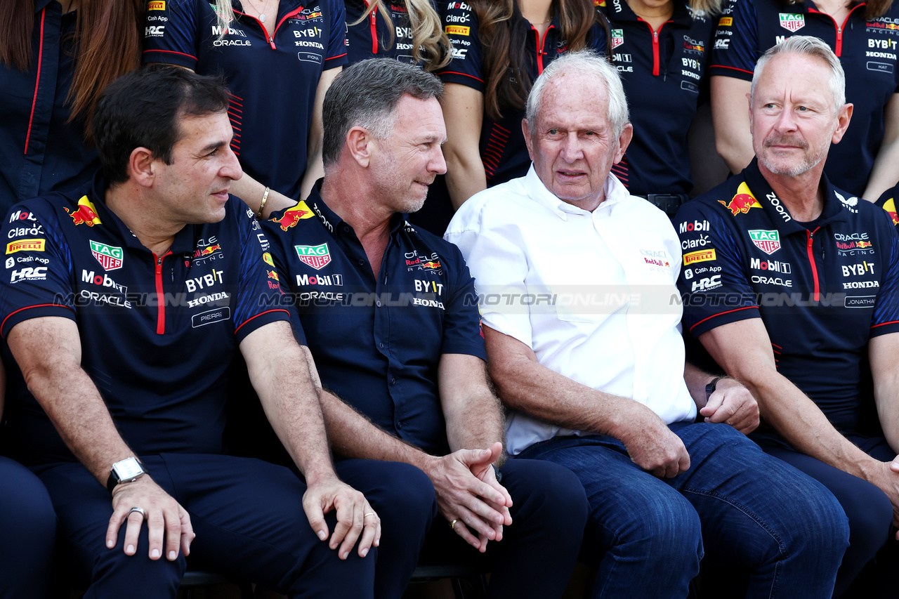 GP ABU DHABI, (L to R): Pierre Wache (FRA) Red Bull Racing Technical Director; Christian Horner (GBR) Red Bull Racing Team Principal; Dr Helmut Marko (AUT) Red Bull Motorsport Consultant; e Jonathan Wheatley (GBR) Red Bull Racing Team Manager, at a team photograph.

26.11.2023. Formula 1 World Championship, Rd 23, Abu Dhabi Grand Prix, Yas Marina Circuit, Abu Dhabi, Gara Day.

- www.xpbimages.com, EMail: requests@xpbimages.com © Copyright: Moy / XPB Images