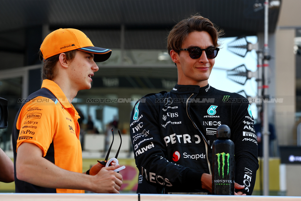 GP ABU DHABI, (L to R): Oscar Piastri (AUS) McLaren with George Russell (GBR) Mercedes AMG F1 on the drivers' parade.

26.11.2023. Formula 1 World Championship, Rd 23, Abu Dhabi Grand Prix, Yas Marina Circuit, Abu Dhabi, Gara Day.

 - www.xpbimages.com, EMail: requests@xpbimages.com © Copyright: Coates / XPB Images