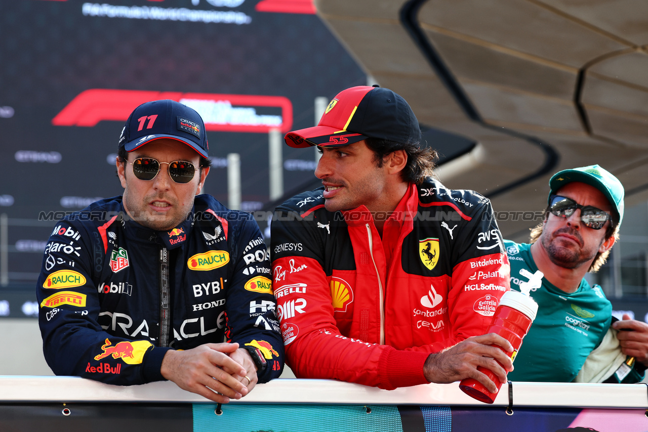 GP ABU DHABI, (L to R): Sergio Perez (MEX) Red Bull Racing Carlos Sainz Jr (ESP) Ferrari on the drivers' parade.

26.11.2023. Formula 1 World Championship, Rd 23, Abu Dhabi Grand Prix, Yas Marina Circuit, Abu Dhabi, Gara Day.

 - www.xpbimages.com, EMail: requests@xpbimages.com © Copyright: Coates / XPB Images