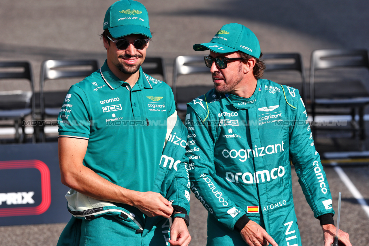 GP ABU DHABI, (L to R): Lance Stroll (CDN) Aston Martin F1 Team with Fernando Alonso (ESP) Aston Martin F1 Team.

26.11.2023. Formula 1 World Championship, Rd 23, Abu Dhabi Grand Prix, Yas Marina Circuit, Abu Dhabi, Gara Day.

 - www.xpbimages.com, EMail: requests@xpbimages.com © Copyright: Coates / XPB Images