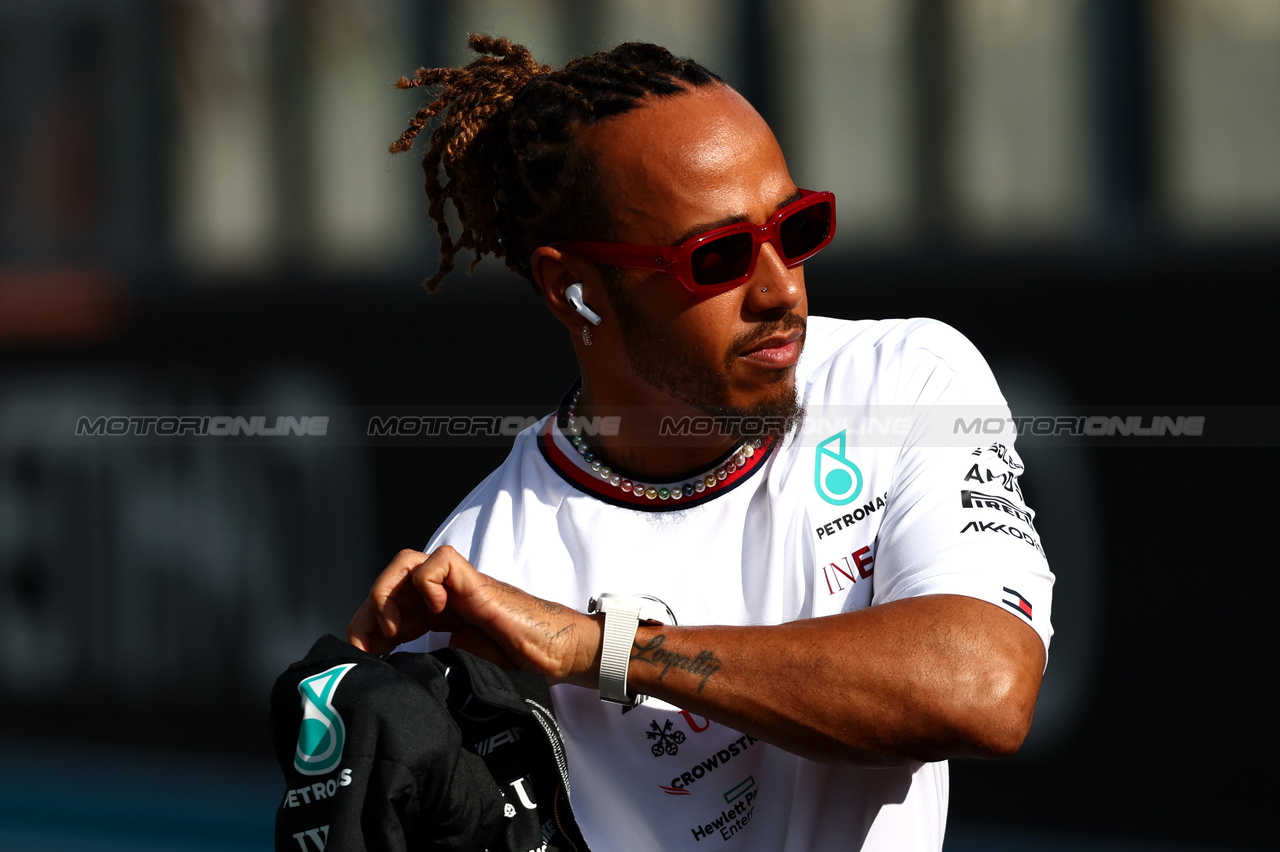 GP ABU DHABI, Lewis Hamilton (GBR), Mercedes AMG F1  
26.11.2023. Formula 1 World Championship, Rd 23, Abu Dhabi Grand Prix, Yas Marina Circuit, Abu Dhabi, Gara Day.
- www.xpbimages.com, EMail: requests@xpbimages.com © Copyright: Charniaux / XPB Images