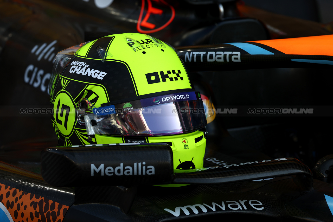 GP ABU DHABI, The helmet of Lando Norris (GBR) McLaren at a team photograph.

26.11.2023. Formula 1 World Championship, Rd 23, Abu Dhabi Grand Prix, Yas Marina Circuit, Abu Dhabi, Gara Day.

 - www.xpbimages.com, EMail: requests@xpbimages.com © Copyright: Coates / XPB Images