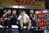 GP ABU DHABI, Christian Horner (GBR) Red Bull Racing Team Principal celebrates at the podium with Orlando Bloom (GBR) Actor. 
26.11.2023. Formula 1 World Championship, Rd 23, Abu Dhabi Grand Prix, Yas Marina Circuit, Abu Dhabi, Gara Day.
- www.xpbimages.com, EMail: requests@xpbimages.com © Copyright: Moy / XPB Images