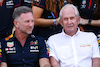 GP ABU DHABI, (L to R): Christian Horner (GBR) Red Bull Racing Team Principal e Dr Helmut Marko (AUT) Red Bull Motorsport Consultant at a team photograph.
26.11.2023. Formula 1 World Championship, Rd 23, Abu Dhabi Grand Prix, Yas Marina Circuit, Abu Dhabi, Gara Day.
- www.xpbimages.com, EMail: requests@xpbimages.com © Copyright: Batchelor / XPB Images