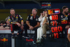 GP ABU DHABI, (L to R): Christian Horner (GBR) Red Bull Racing Team Principal celebrates at the podium with wife Geri Horner (GBR) Singer e Orlando Bloom (GBR) Actor.
26.11.2023. Formula 1 World Championship, Rd 23, Abu Dhabi Grand Prix, Yas Marina Circuit, Abu Dhabi, Gara Day.
 - www.xpbimages.com, EMail: requests@xpbimages.com © Copyright: Coates / XPB Images