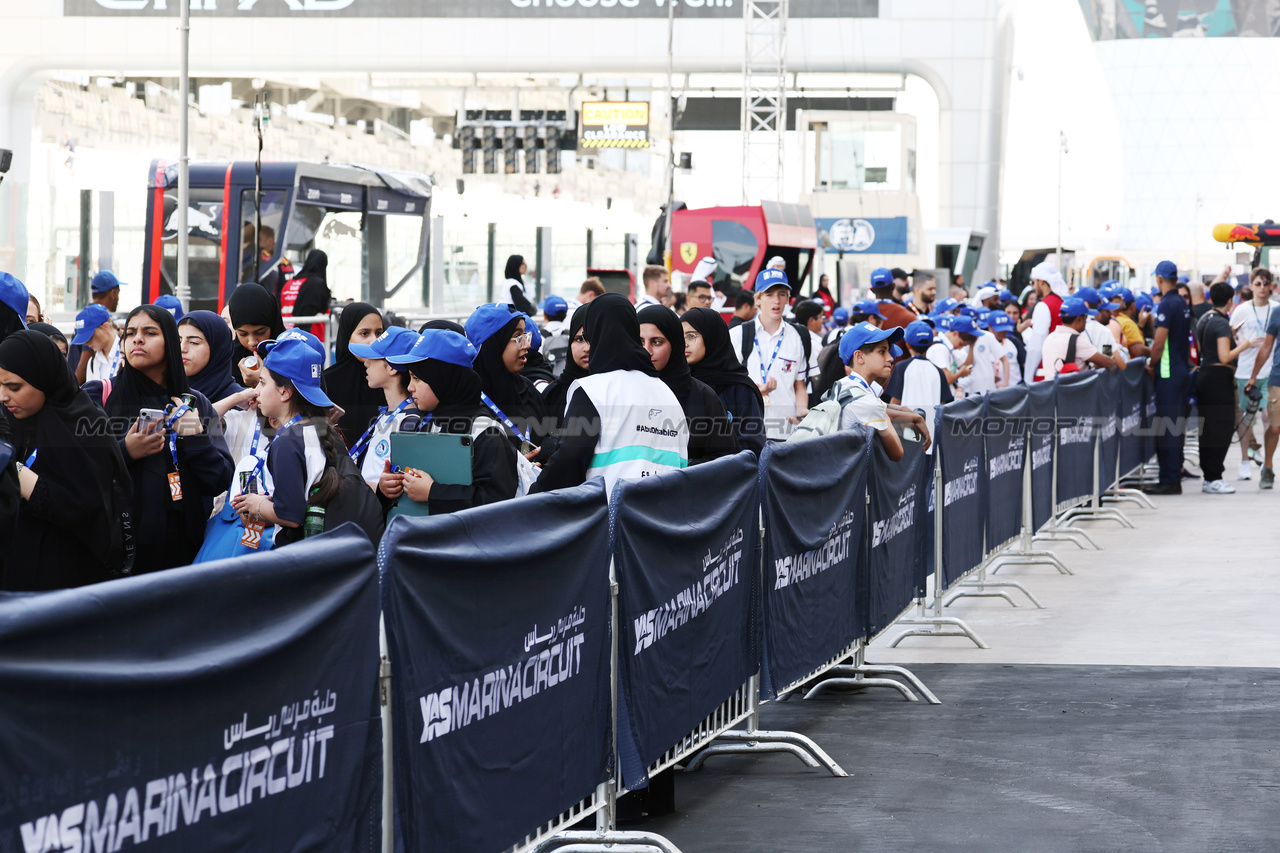 GP ABU DHABI, Circuit Atmosfera - young fans in the pits.

23.11.2023. Formula 1 World Championship, Rd 23, Abu Dhabi Grand Prix, Yas Marina Circuit, Abu Dhabi, Preparation Day.

- www.xpbimages.com, EMail: requests@xpbimages.com © Copyright: Moy / XPB Images