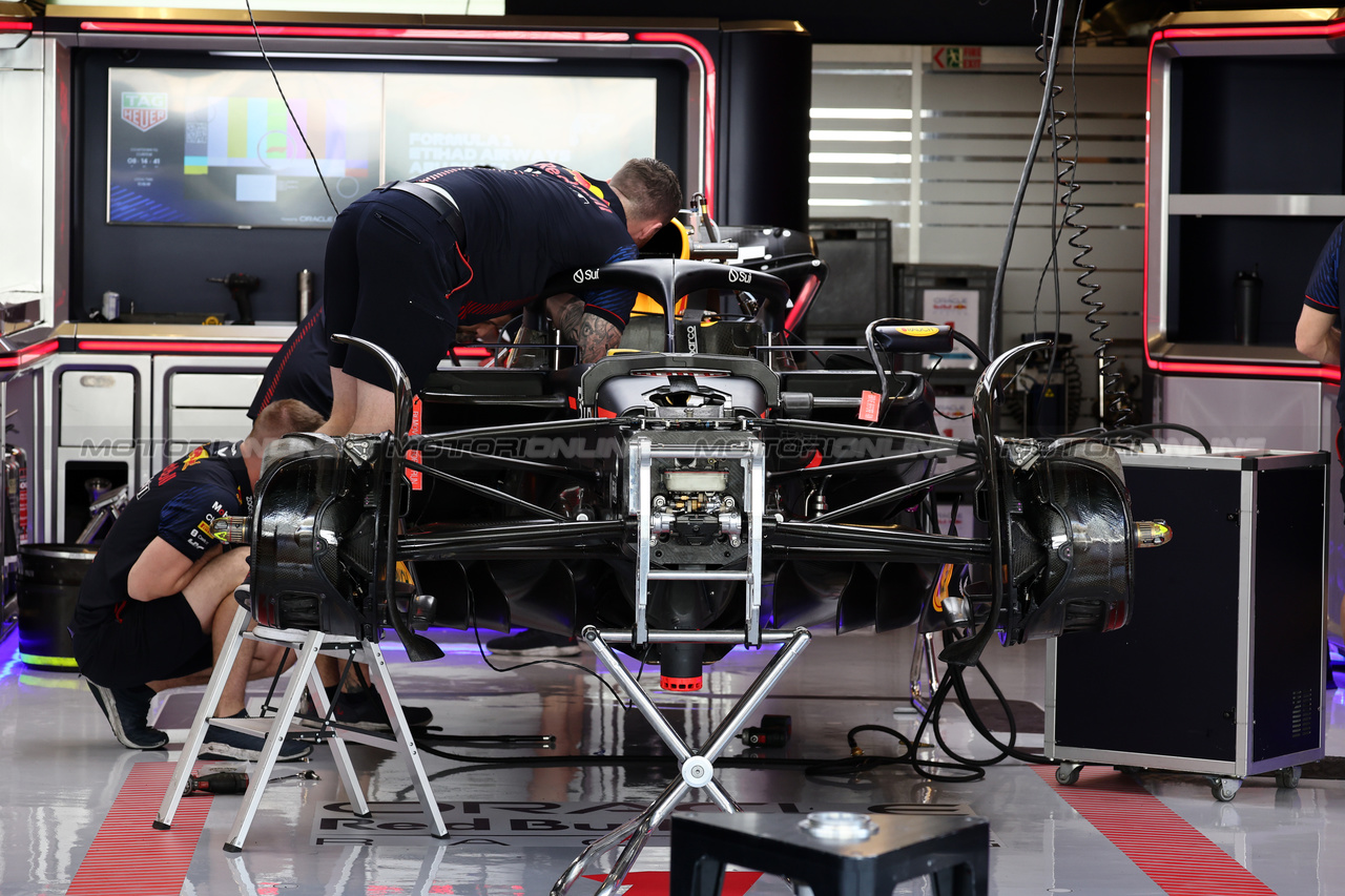 GP ABU DHABI, Red Bull Racing RB19 being prepared in the pit garage.

23.11.2023. Formula 1 World Championship, Rd 23, Abu Dhabi Grand Prix, Yas Marina Circuit, Abu Dhabi, Preparation Day.

- www.xpbimages.com, EMail: requests@xpbimages.com © Copyright: Moy / XPB Images