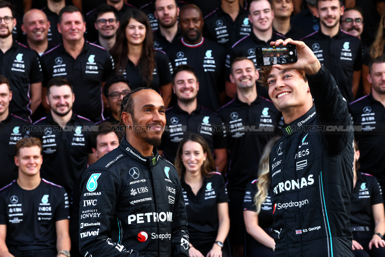 GP ABU DHABI, (L to R): Lewis Hamilton (GBR) Mercedes AMG F1 e George Russell (GBR) Mercedes AMG F1 at a team photograph.

23.11.2023. Formula 1 World Championship, Rd 23, Abu Dhabi Grand Prix, Yas Marina Circuit, Abu Dhabi, Preparation Day.

- www.xpbimages.com, EMail: requests@xpbimages.com © Copyright: Batchelor / XPB Images