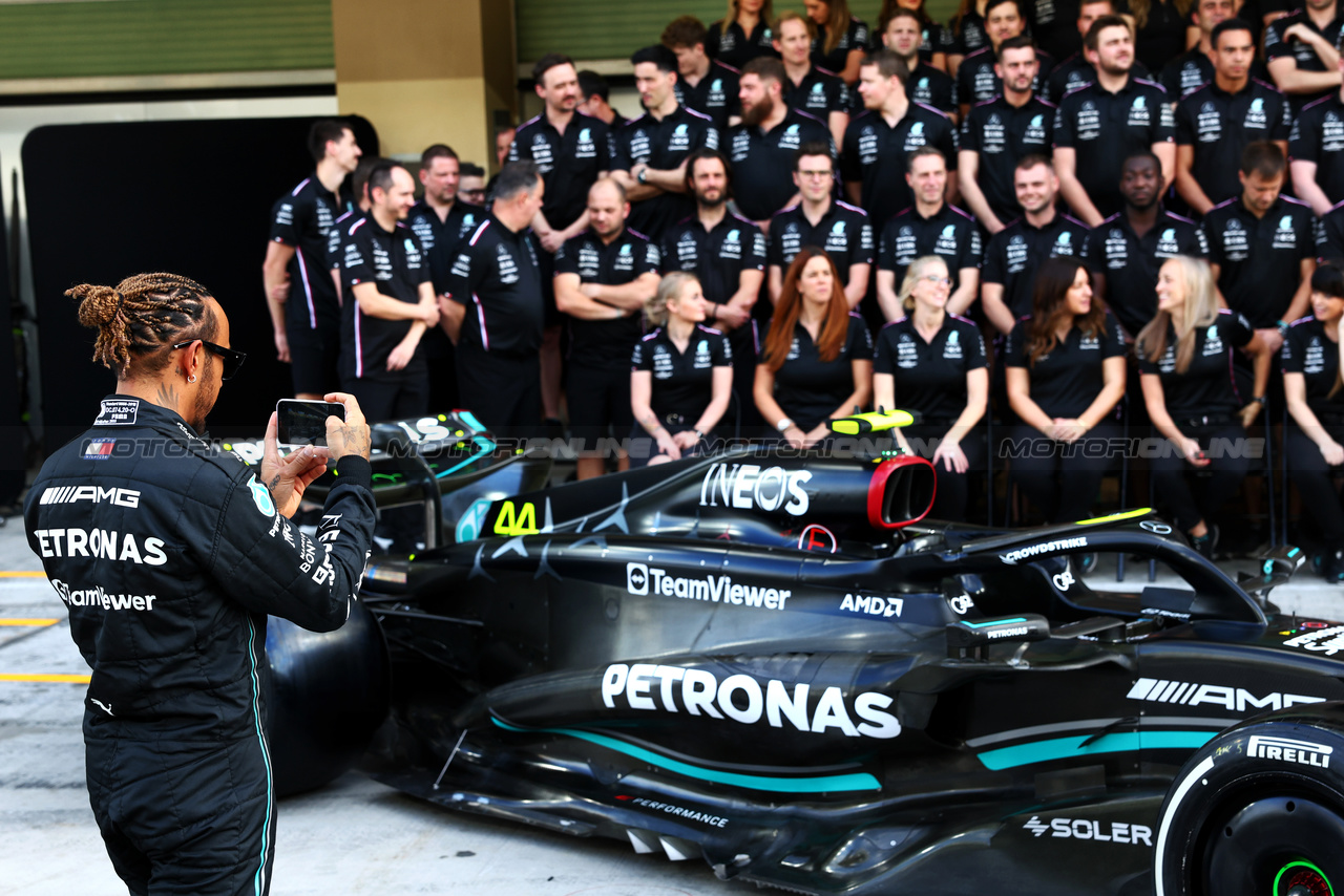 GP ABU DHABI, Lewis Hamilton (GBR) Mercedes AMG F1 at a team photograph.

23.11.2023. Formula 1 World Championship, Rd 23, Abu Dhabi Grand Prix, Yas Marina Circuit, Abu Dhabi, Preparation Day.

- www.xpbimages.com, EMail: requests@xpbimages.com © Copyright: Batchelor / XPB Images