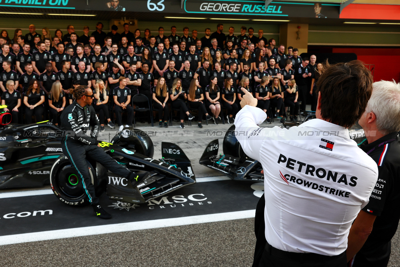 GP ABU DHABI, Toto Wolff (GER) Mercedes AMG F1 Shareholder e Executive Director at a team photograph.

23.11.2023. Formula 1 World Championship, Rd 23, Abu Dhabi Grand Prix, Yas Marina Circuit, Abu Dhabi, Preparation Day.

- www.xpbimages.com, EMail: requests@xpbimages.com © Copyright: Batchelor / XPB Images