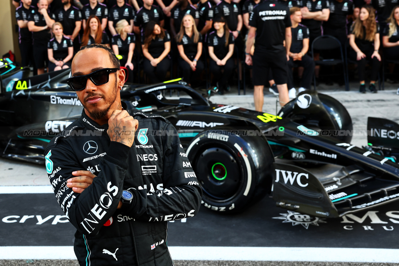 GP ABU DHABI, Lewis Hamilton (GBR) Mercedes AMG F1 at a team photograph.

23.11.2023. Formula 1 World Championship, Rd 23, Abu Dhabi Grand Prix, Yas Marina Circuit, Abu Dhabi, Preparation Day.

- www.xpbimages.com, EMail: requests@xpbimages.com © Copyright: Batchelor / XPB Images