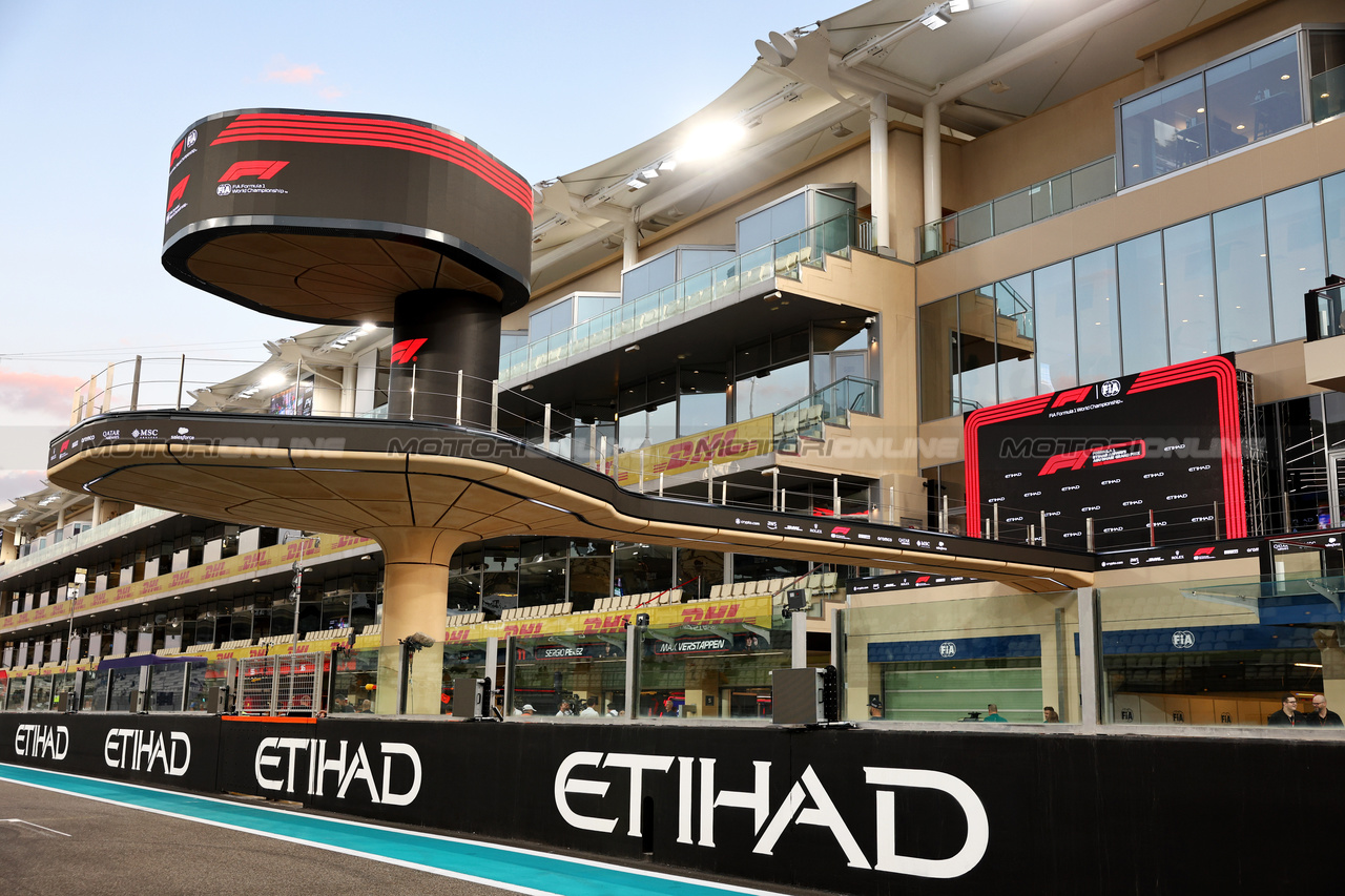 GP ABU DHABI, Circuit Atmosfera - new podium over the pits.

23.11.2023. Formula 1 World Championship, Rd 23, Abu Dhabi Grand Prix, Yas Marina Circuit, Abu Dhabi, Preparation Day.

- www.xpbimages.com, EMail: requests@xpbimages.com © Copyright: Batchelor / XPB Images
