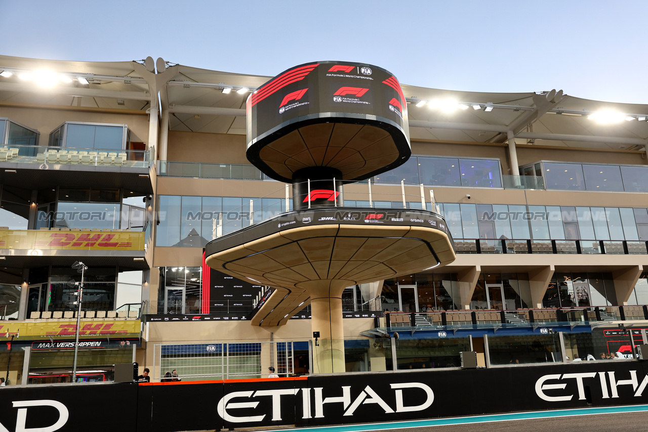 GP ABU DHABI, Circuit Atmosfera - new podium over the pits.

23.11.2023. Formula 1 World Championship, Rd 23, Abu Dhabi Grand Prix, Yas Marina Circuit, Abu Dhabi, Preparation Day.

- www.xpbimages.com, EMail: requests@xpbimages.com © Copyright: Batchelor / XPB Images