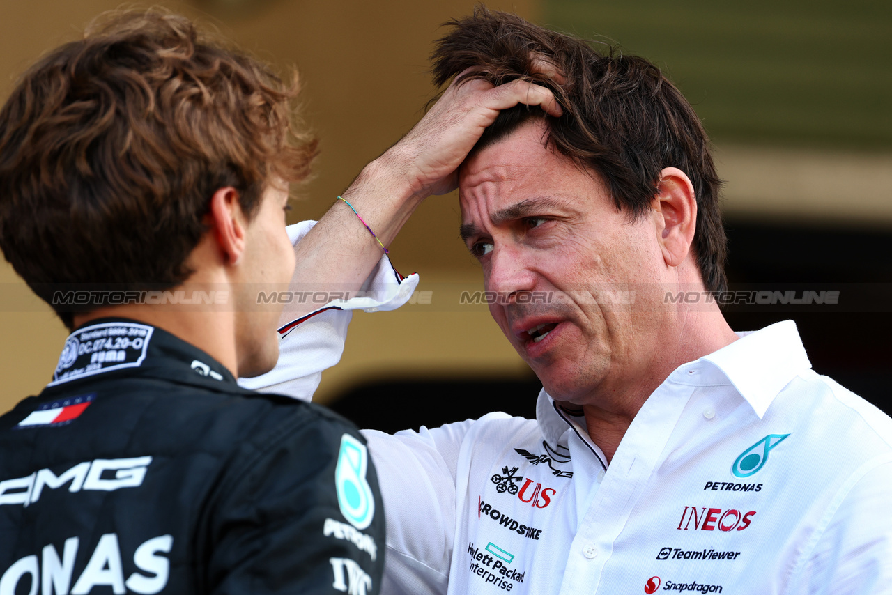 GP ABU DHABI, (L to R): George Russell (GBR) Mercedes AMG F1 with Toto Wolff (GER) Mercedes AMG F1 Shareholder e Executive Director.

23.11.2023. Formula 1 World Championship, Rd 23, Abu Dhabi Grand Prix, Yas Marina Circuit, Abu Dhabi, Preparation Day.

 - www.xpbimages.com, EMail: requests@xpbimages.com © Copyright: Coates / XPB Images