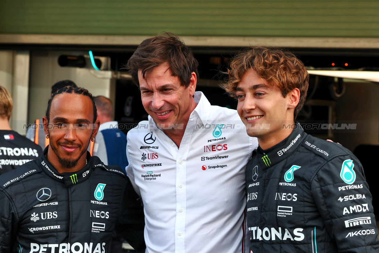 GP ABU DHABI, (L to R): Lewis Hamilton (GBR) Mercedes AMG F1 with Toto Wolff (GER) Mercedes AMG F1 Shareholder e Executive Director e George Russell (GBR) Mercedes AMG F1.

23.11.2023. Formula 1 World Championship, Rd 23, Abu Dhabi Grand Prix, Yas Marina Circuit, Abu Dhabi, Preparation Day.

 - www.xpbimages.com, EMail: requests@xpbimages.com © Copyright: Coates / XPB Images