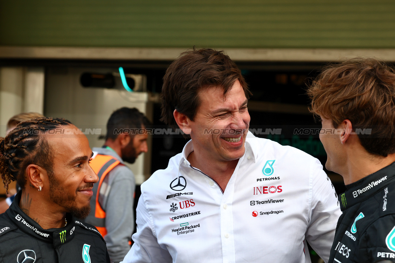 GP ABU DHABI, (L to R): Lewis Hamilton (GBR) Mercedes AMG F1 with Toto Wolff (GER) Mercedes AMG F1 Shareholder e Executive Director e George Russell (GBR) Mercedes AMG F1.

23.11.2023. Formula 1 World Championship, Rd 23, Abu Dhabi Grand Prix, Yas Marina Circuit, Abu Dhabi, Preparation Day.

 - www.xpbimages.com, EMail: requests@xpbimages.com © Copyright: Coates / XPB Images