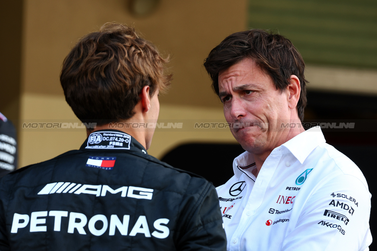 GP ABU DHABI, (L to R): George Russell (GBR) Mercedes AMG F1 with Toto Wolff (GER) Mercedes AMG F1 Shareholder e Executive Director.

23.11.2023. Formula 1 World Championship, Rd 23, Abu Dhabi Grand Prix, Yas Marina Circuit, Abu Dhabi, Preparation Day.

 - www.xpbimages.com, EMail: requests@xpbimages.com © Copyright: Coates / XPB Images