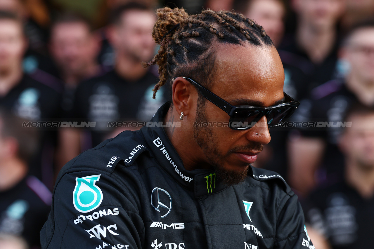 GP ABU DHABI, Lewis Hamilton (GBR) Mercedes AMG F1 at a team photograph.

23.11.2023. Formula 1 World Championship, Rd 23, Abu Dhabi Grand Prix, Yas Marina Circuit, Abu Dhabi, Preparation Day.

 - www.xpbimages.com, EMail: requests@xpbimages.com © Copyright: Coates / XPB Images