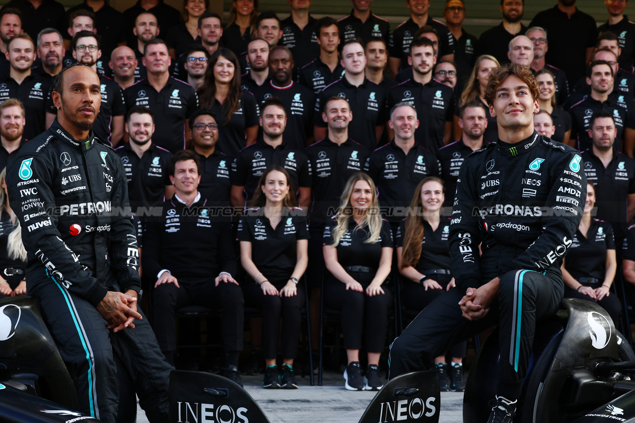 GP ABU DHABI, (L to R): Lewis Hamilton (GBR) Mercedes AMG F1 e George Russell (GBR) Mercedes AMG F1 at a team photograph.

23.11.2023. Formula 1 World Championship, Rd 23, Abu Dhabi Grand Prix, Yas Marina Circuit, Abu Dhabi, Preparation Day.

 - www.xpbimages.com, EMail: requests@xpbimages.com © Copyright: Coates / XPB Images