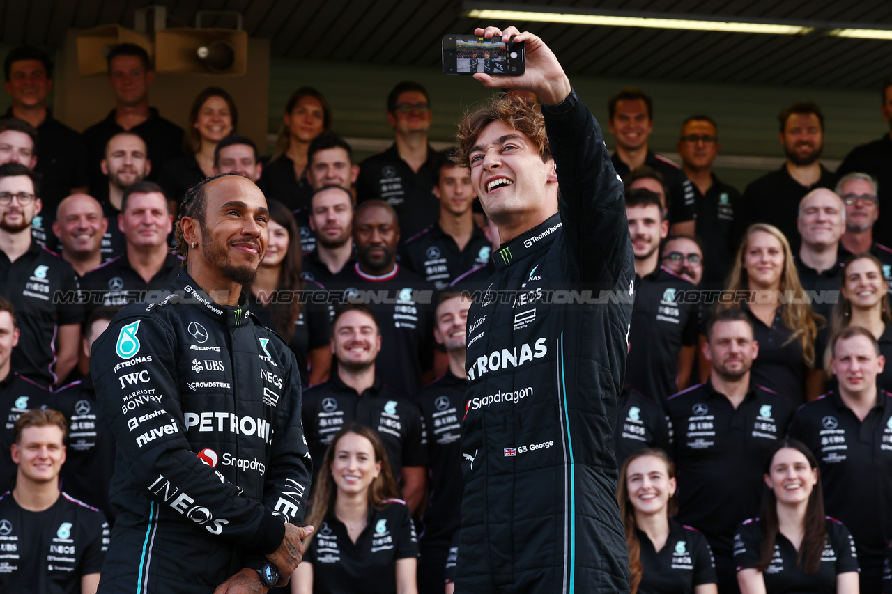 GP ABU DHABI, (L to R): Lewis Hamilton (GBR) Mercedes AMG F1 e George Russell (GBR) Mercedes AMG F1 at a team photograph.

23.11.2023. Formula 1 World Championship, Rd 23, Abu Dhabi Grand Prix, Yas Marina Circuit, Abu Dhabi, Preparation Day.

 - www.xpbimages.com, EMail: requests@xpbimages.com © Copyright: Coates / XPB Images