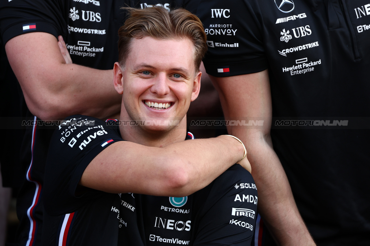 GP ABU DHABI, Mick Schumacher (GER) Mercedes AMG F1 Reserve Driver at a team photograph.

23.11.2023. Formula 1 World Championship, Rd 23, Abu Dhabi Grand Prix, Yas Marina Circuit, Abu Dhabi, Preparation Day.

 - www.xpbimages.com, EMail: requests@xpbimages.com © Copyright: Coates / XPB Images