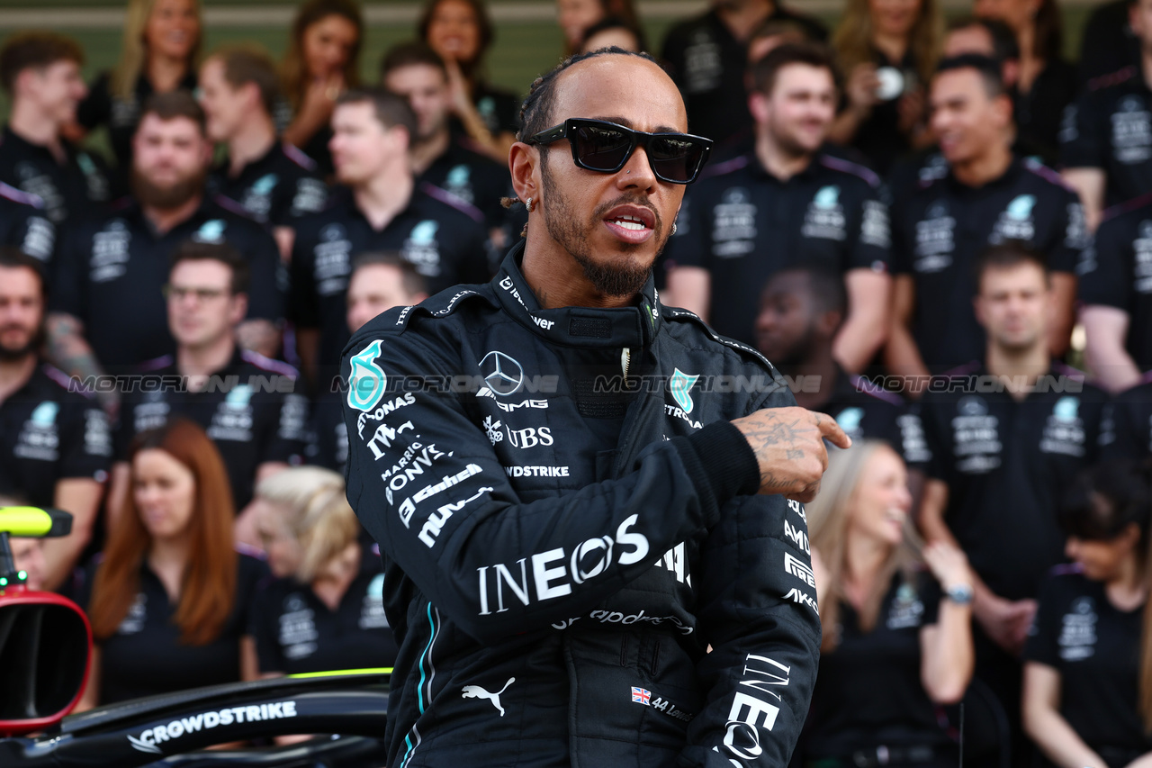 GP ABU DHABI, Lewis Hamilton (GBR) Mercedes AMG F1 at a team photograph.

23.11.2023. Formula 1 World Championship, Rd 23, Abu Dhabi Grand Prix, Yas Marina Circuit, Abu Dhabi, Preparation Day.

 - www.xpbimages.com, EMail: requests@xpbimages.com © Copyright: Coates / XPB Images