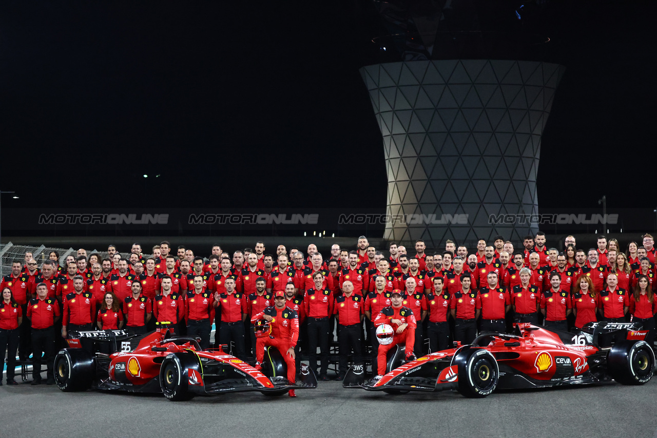 GP ABU DHABI, (L to R): Carlos Sainz Jr (ESP) Ferrari e Charles Leclerc (MON) Ferrari at a team photograph.

23.11.2023. Formula 1 World Championship, Rd 23, Abu Dhabi Grand Prix, Yas Marina Circuit, Abu Dhabi, Preparation Day.

- www.xpbimages.com, EMail: requests@xpbimages.com © Copyright: Batchelor / XPB Images