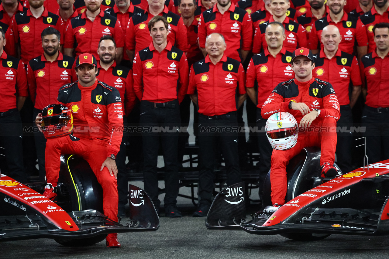 GP ABU DHABI, (L to R): Carlos Sainz Jr (ESP) Ferrari e Charles Leclerc (MON) Ferrari at a team photograph.

23.11.2023. Formula 1 World Championship, Rd 23, Abu Dhabi Grand Prix, Yas Marina Circuit, Abu Dhabi, Preparation Day.