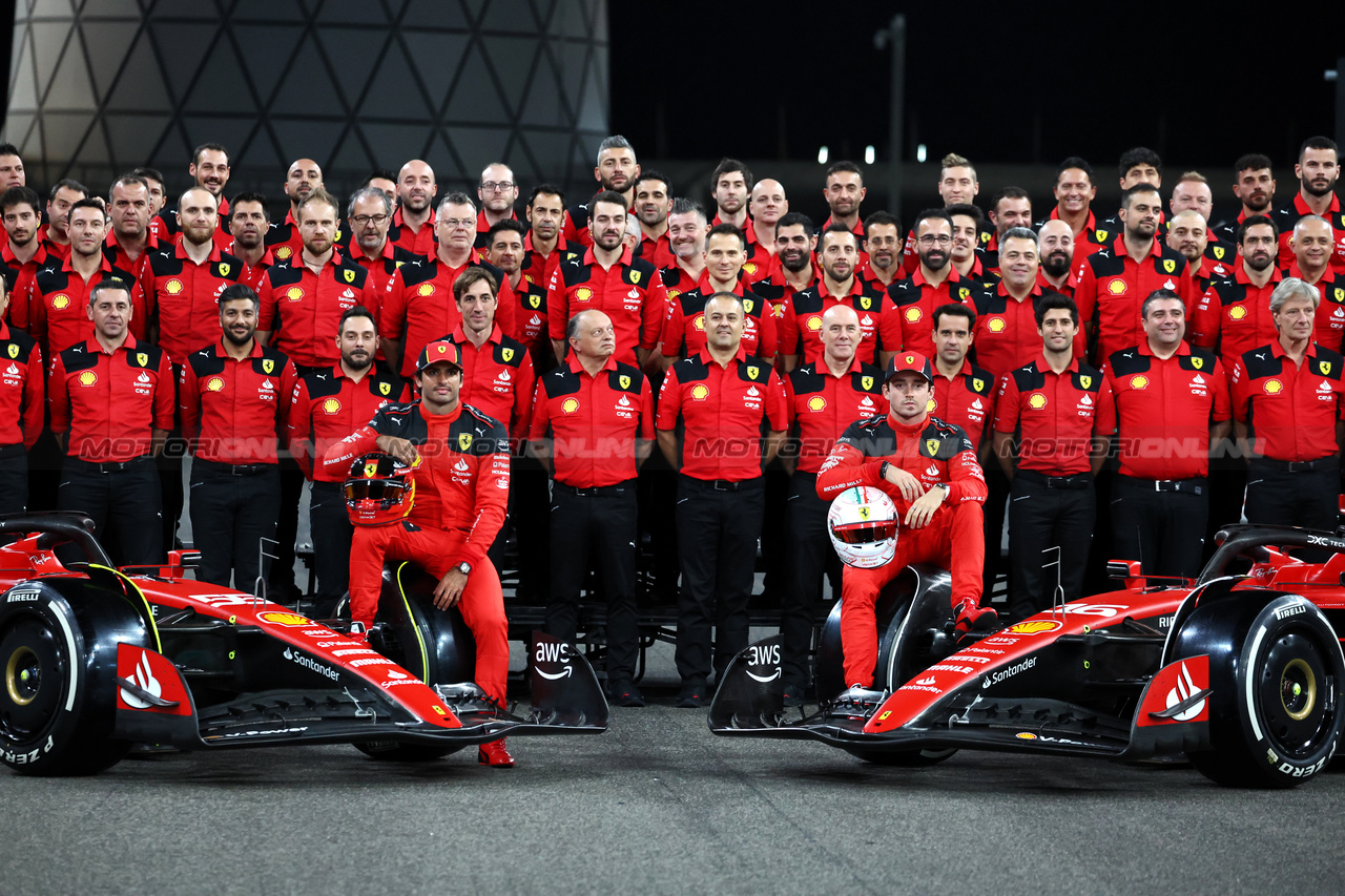GP ABU DHABI, (L to R): Carlos Sainz Jr (ESP) Ferrari e Charles Leclerc (MON) Ferrari at a team photograph.

23.11.2023. Formula 1 World Championship, Rd 23, Abu Dhabi Grand Prix, Yas Marina Circuit, Abu Dhabi, Preparation Day.

- www.xpbimages.com, EMail: requests@xpbimages.com © Copyright: Moy / XPB Images