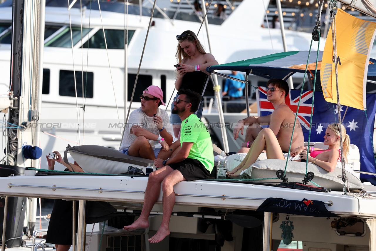 GP ABU DHABI, Circuit Atmosfera - fans in the harbour.

23.11.2023. Formula 1 World Championship, Rd 23, Abu Dhabi Grand Prix, Yas Marina Circuit, Abu Dhabi, Preparation Day.

- www.xpbimages.com, EMail: requests@xpbimages.com © Copyright: Moy / XPB Images