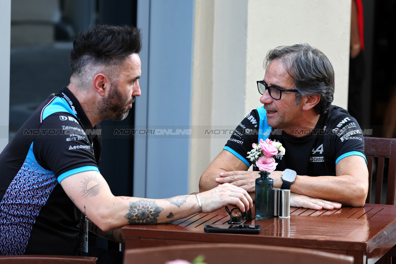 GP ABU DHABI, (L to R): Julian Rouse (GBR) Alpine F1 Team Interim Sporting Director with Davide Brivio (ITA) Alpine F1 Team Racing Director.

23.11.2023. Formula 1 World Championship, Rd 23, Abu Dhabi Grand Prix, Yas Marina Circuit, Abu Dhabi, Preparation Day.

- www.xpbimages.com, EMail: requests@xpbimages.com © Copyright: Moy / XPB Images