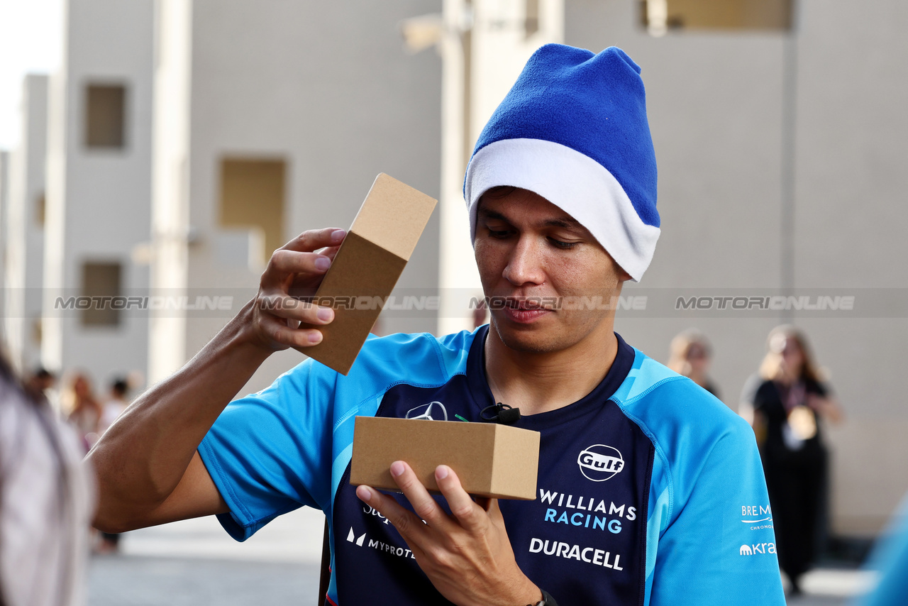 GP ABU DHABI, Alexander Albon (THA) Williams Racing - Secret Santa present.

23.11.2023. Formula 1 World Championship, Rd 23, Abu Dhabi Grand Prix, Yas Marina Circuit, Abu Dhabi, Preparation Day.

- www.xpbimages.com, EMail: requests@xpbimages.com © Copyright: Moy / XPB Images