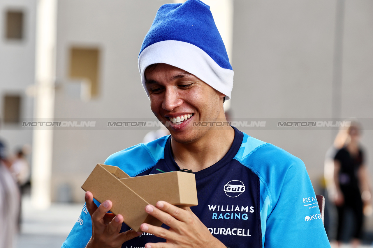 GP ABU DHABI, Alexander Albon (THA) Williams Racing - Secret Santa present.

23.11.2023. Formula 1 World Championship, Rd 23, Abu Dhabi Grand Prix, Yas Marina Circuit, Abu Dhabi, Preparation Day.

- www.xpbimages.com, EMail: requests@xpbimages.com © Copyright: Moy / XPB Images