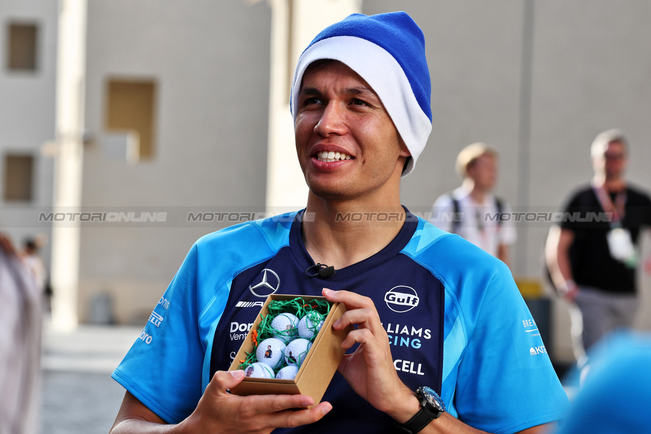 GP ABU DHABI, Alexander Albon (THA) Williams Racing - Secret Santa present.

23.11.2023. Formula 1 World Championship, Rd 23, Abu Dhabi Grand Prix, Yas Marina Circuit, Abu Dhabi, Preparation Day.

- www.xpbimages.com, EMail: requests@xpbimages.com © Copyright: Moy / XPB Images