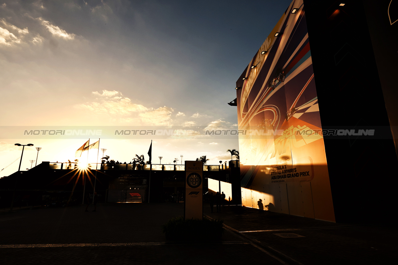 GP ABU DHABI, Circuit Atmosfera - sunset.

23.11.2023. Formula 1 World Championship, Rd 23, Abu Dhabi Grand Prix, Yas Marina Circuit, Abu Dhabi, Preparation Day.

- www.xpbimages.com, EMail: requests@xpbimages.com © Copyright: Moy / XPB Images