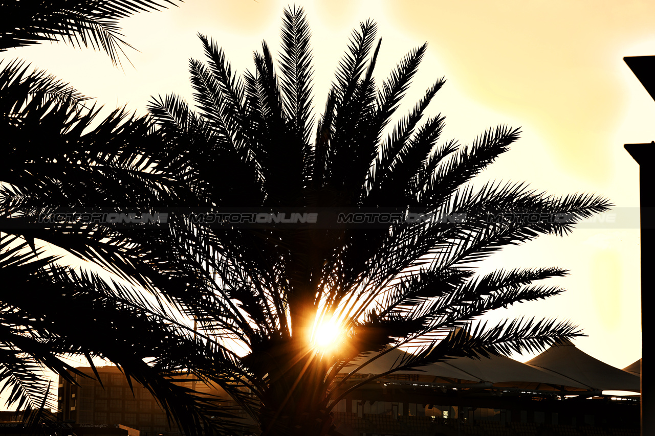 GP ABU DHABI, Circuit Atmosfera - sunset.

23.11.2023. Formula 1 World Championship, Rd 23, Abu Dhabi Grand Prix, Yas Marina Circuit, Abu Dhabi, Preparation Day.

- www.xpbimages.com, EMail: requests@xpbimages.com © Copyright: Moy / XPB Images