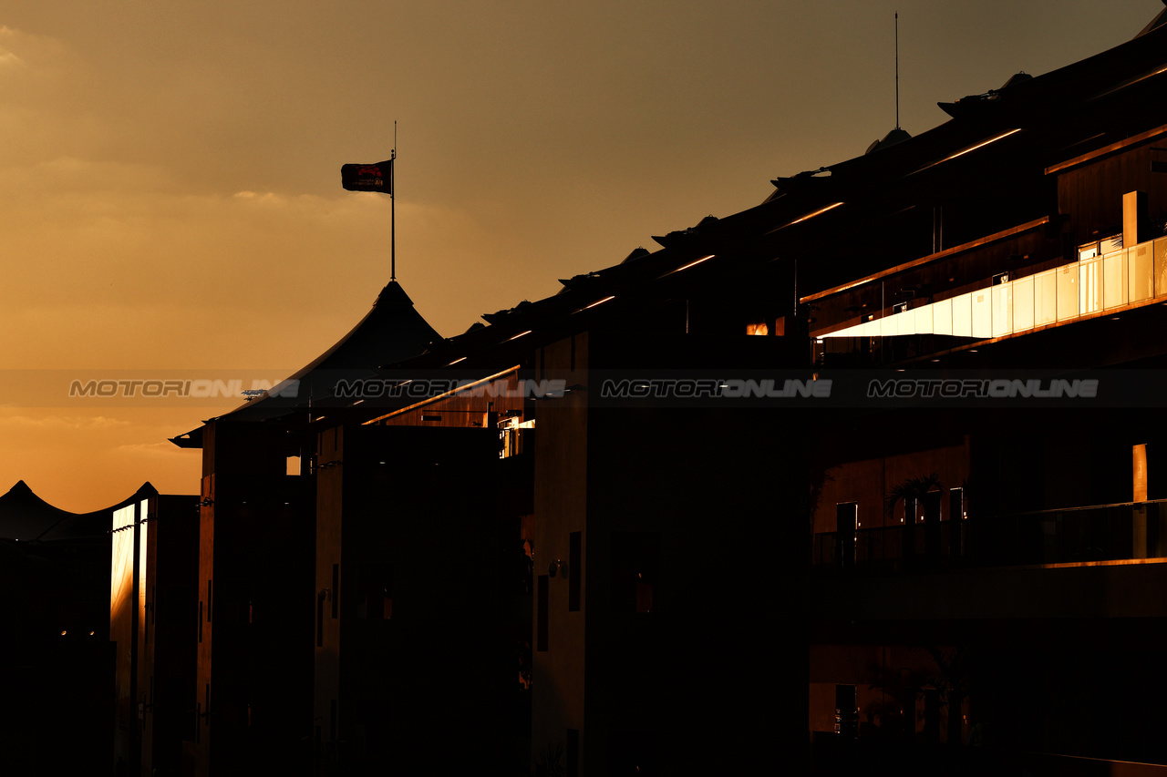 GP ABU DHABI, Circuit Atmosfera - sunset.

23.11.2023. Formula 1 World Championship, Rd 23, Abu Dhabi Grand Prix, Yas Marina Circuit, Abu Dhabi, Preparation Day.

- www.xpbimages.com, EMail: requests@xpbimages.com © Copyright: Moy / XPB Images