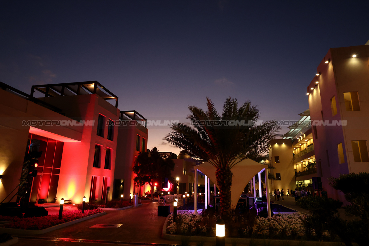 GP ABU DHABI, Paddock Atmosfera.

23.11.2023. Formula 1 World Championship, Rd 23, Abu Dhabi Grand Prix, Yas Marina Circuit, Abu Dhabi, Preparation Day.

- www.xpbimages.com, EMail: requests@xpbimages.com © Copyright: Moy / XPB Images