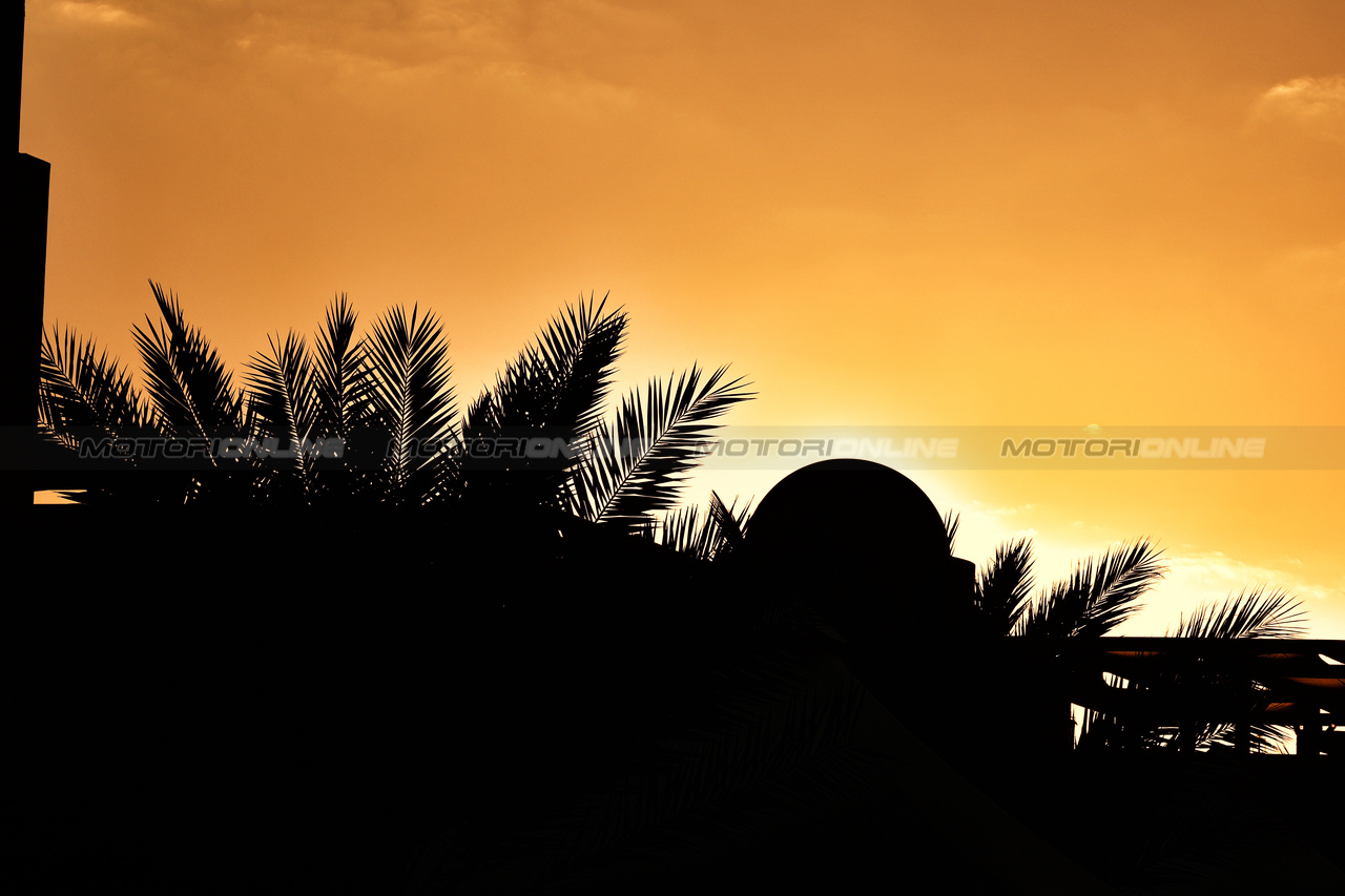 GP ABU DHABI, Circuit Atmosfera - sunset.

23.11.2023. Formula 1 World Championship, Rd 23, Abu Dhabi Grand Prix, Yas Marina Circuit, Abu Dhabi, Preparation Day.

- www.xpbimages.com, EMail: requests@xpbimages.com © Copyright: Moy / XPB Images