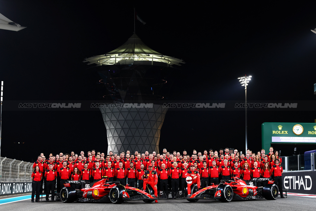 GP ABU DHABI, ;tr Carlos Sainz Jr (ESP) Ferrari e Charles Leclerc (MON) Ferrari at a team photograph.

23.11.2023. Formula 1 World Championship, Rd 23, Abu Dhabi Grand Prix, Yas Marina Circuit, Abu Dhabi, Preparation Day.

- www.xpbimages.com, EMail: requests@xpbimages.com © Copyright: Charniaux / XPB Images