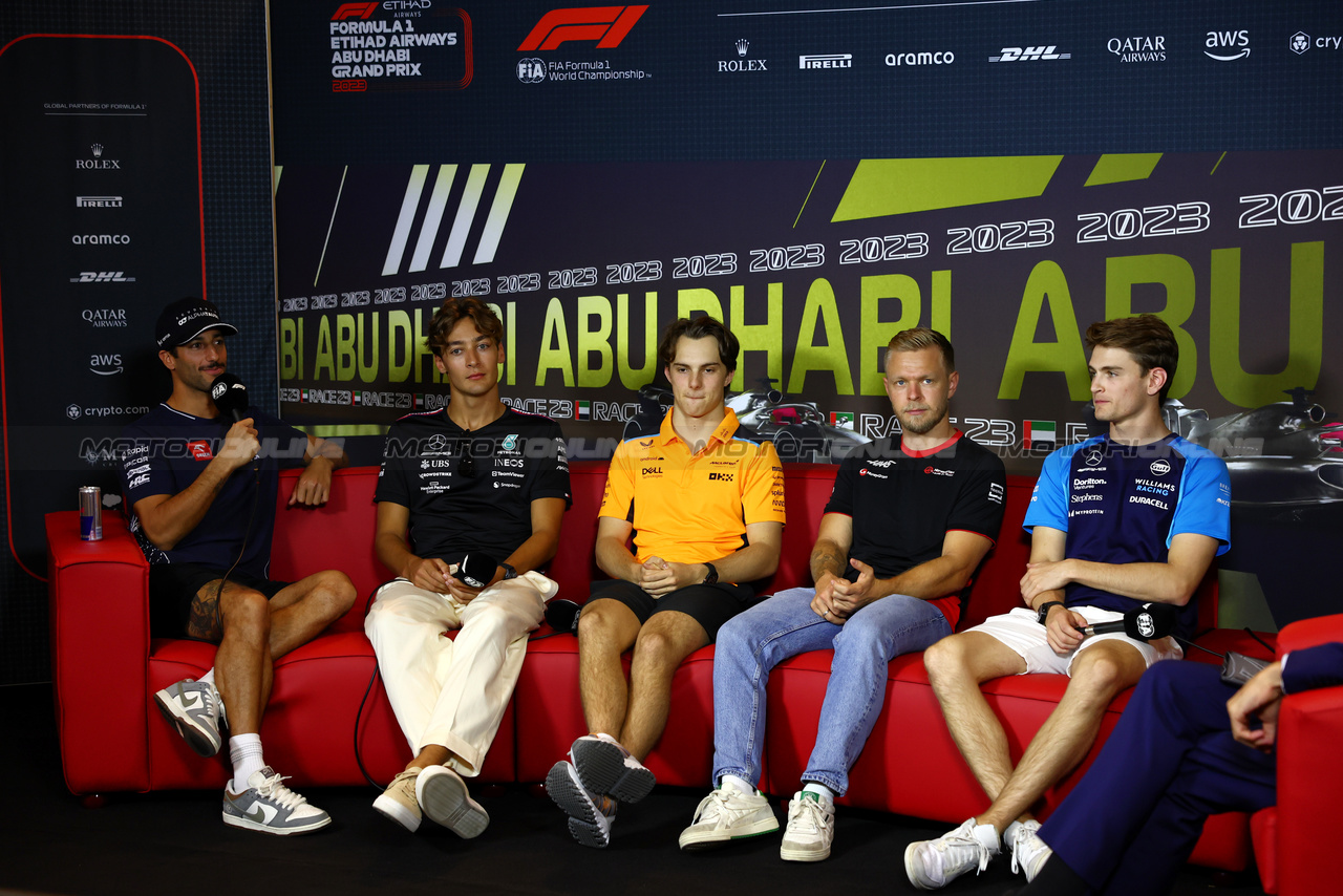 GP ABU DHABI, (L to R): Daniel Ricciardo (AUS) AlphaTauri; George Russell (GBR) Mercedes AMG F1; Oscar Piastri (AUS) McLaren; Kevin Magnussen (DEN) Haas F1 Team; e Logan Sargeant (USA) Williams Racing, in the FIA Press Conference.

23.11.2023. Formula 1 World Championship, Rd 23, Abu Dhabi Grand Prix, Yas Marina Circuit, Abu Dhabi, Preparation Day.

- www.xpbimages.com, EMail: requests@xpbimages.com © Copyright: Batchelor / XPB Images