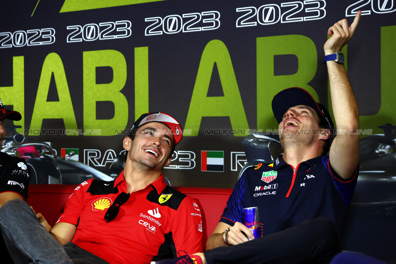 GP ABU DHABI, (L to R): Charles Leclerc (MON) Ferrari e Max Verstappen (NLD) Red Bull Racing in the FIA Press Conference.

23.11.2023. Formula 1 World Championship, Rd 23, Abu Dhabi Grand Prix, Yas Marina Circuit, Abu Dhabi, Preparation Day.

- www.xpbimages.com, EMail: requests@xpbimages.com © Copyright: Batchelor / XPB Images