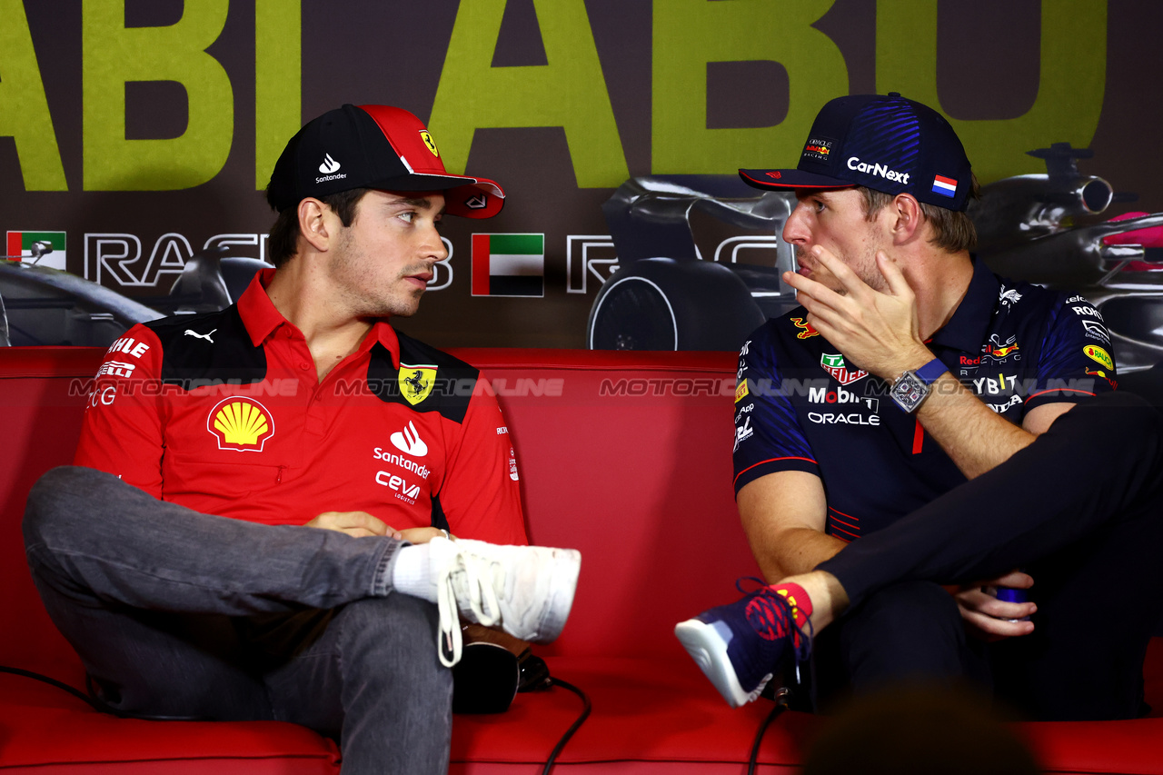 GP ABU DHABI, (L to R): Charles Leclerc (MON) Ferrari e Max Verstappen (NLD) Red Bull Racing in the FIA Press Conference.

23.11.2023. Formula 1 World Championship, Rd 23, Abu Dhabi Grand Prix, Yas Marina Circuit, Abu Dhabi, Preparation Day.

- www.xpbimages.com, EMail: requests@xpbimages.com © Copyright: Batchelor / XPB Images