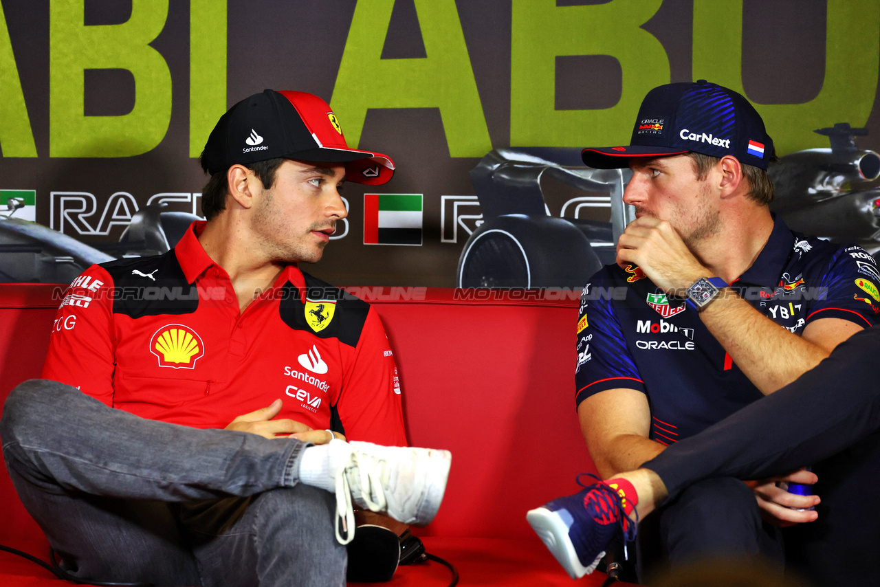 GP ABU DHABI, (L to R): Charles Leclerc (MON) Ferrari e Max Verstappen (NLD) Red Bull Racing in the FIA Press Conference.

23.11.2023. Formula 1 World Championship, Rd 23, Abu Dhabi Grand Prix, Yas Marina Circuit, Abu Dhabi, Preparation Day.

- www.xpbimages.com, EMail: requests@xpbimages.com © Copyright: Batchelor / XPB Images